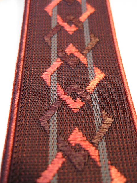 ROMAN CHAINS DESIGN SHINY BURGANDY AND GREY COLOR ON BURGANDY BACKGROUND WITH SHINY BURGANDY TRIM ON EDGES. "Y" STYLE 1 1/3" X 60" DELUXE SUSPENDERS.WITH GOLD GRIPS AND 2 LENGTH ADUSTERS YD-RCA76B60#101g